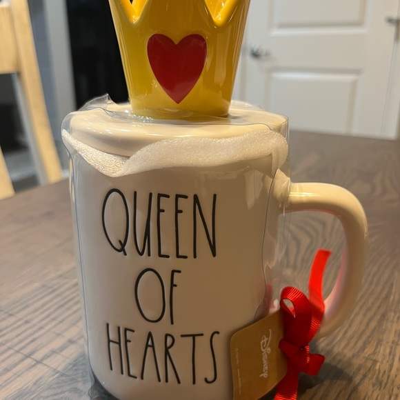 Brand new Queen of Hearts Rae Dunn mug with crown topper - Picture 3 of 3